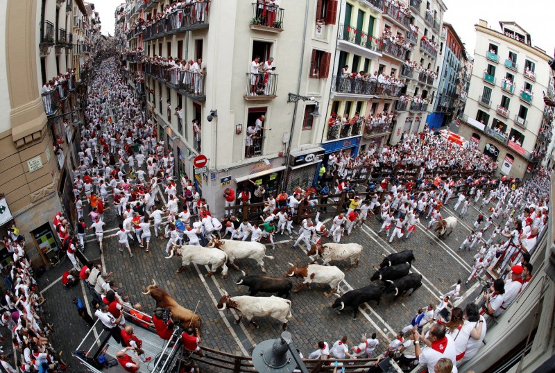 [新聞] 與牛狂奔！西班牙奔牛節「開跑」首日5人受傷